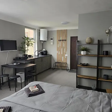 Апартаменти Old Over The River, Free Parking, Up To 4ppl. Self Check-in\out *