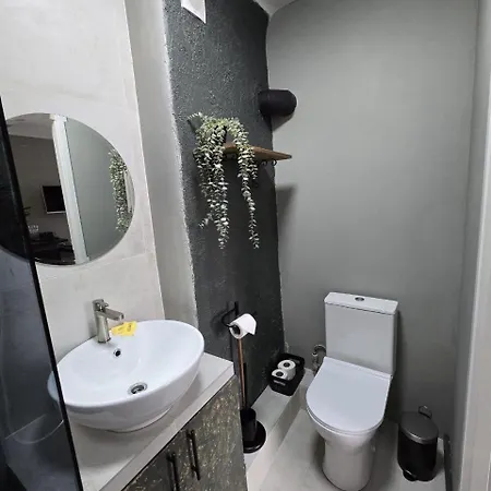 Old Over The River, Free Parking, Up To 4ppl. Self Check-in\out Рига