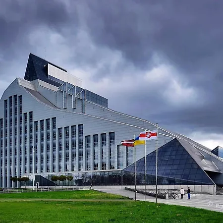 Апартаменти Old Over The River, Free Parking, Up To 4ppl. Self Check-in\out