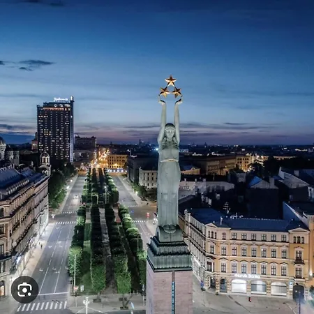 Апартаменти Old Over The River, Free Parking, Up To 4ppl. Self Check-in\out *