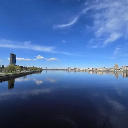 Апартаменти Old Over The River, Free Parking, Up To 4ppl. Self Check-in\out Рига