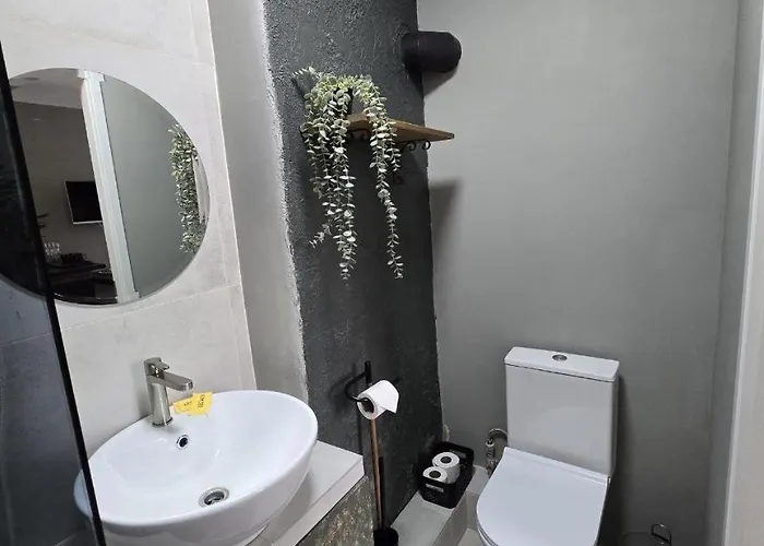 Old Over The River, Free Parking, Up To 4ppl. Self Check-in\out Riga